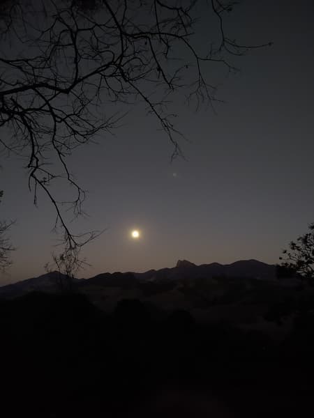 Vista noturna da EP, com Pedra Selada ao fundo.