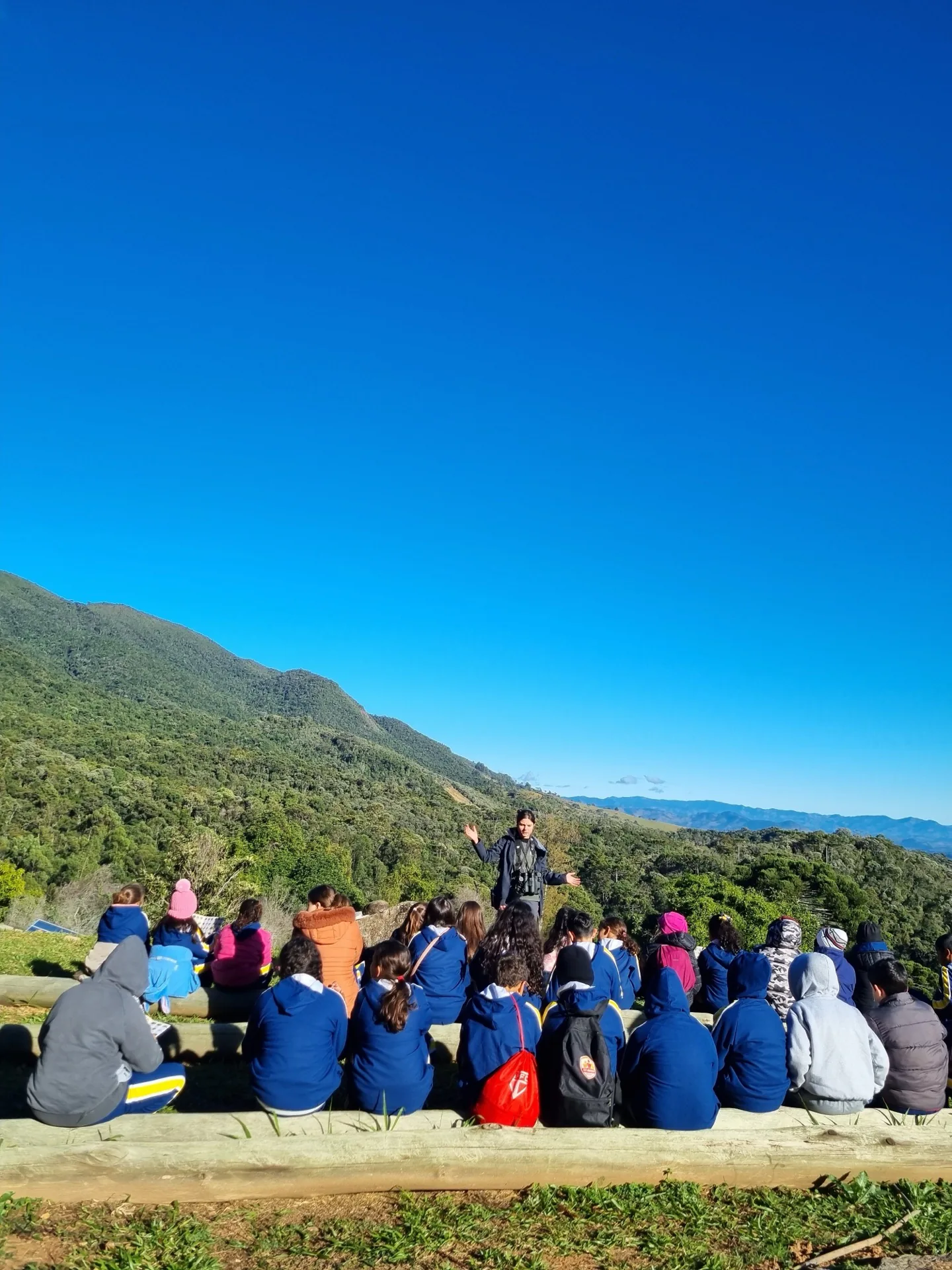Grupo em atividade externa de educação ambiental