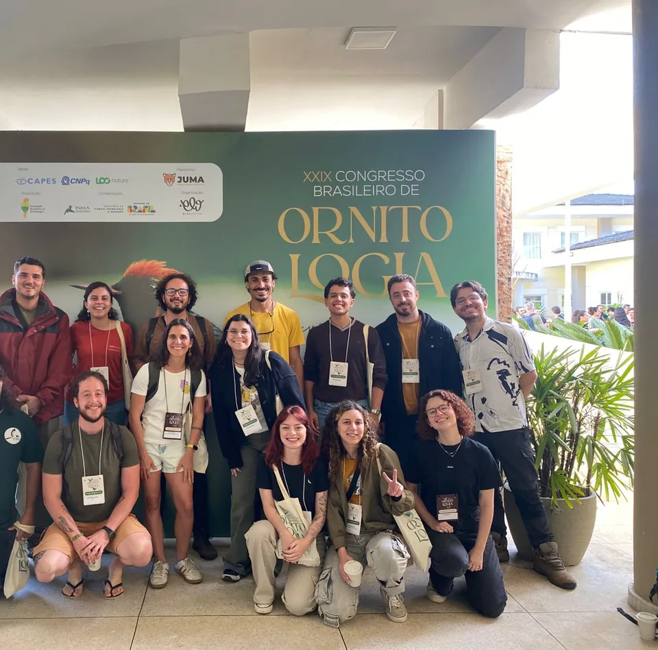 Equipe do OAMa reunida diante do painel do Congresso Brasileiro de Ornitologia