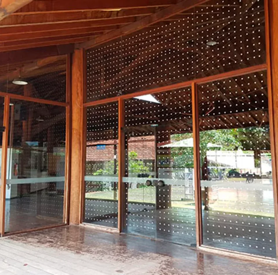 Fachada de vidro com adesivos de pontos, medida de mitigação contra colisão de aves