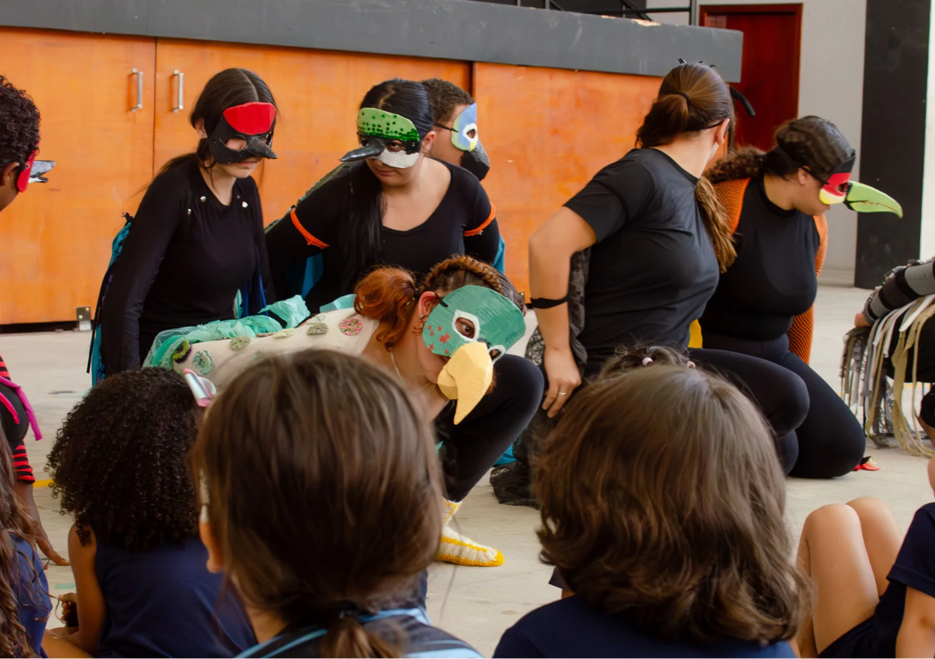 Apresentação teatral com máscaras de aves em atividade educativa do Programa Ações Pró-Aves