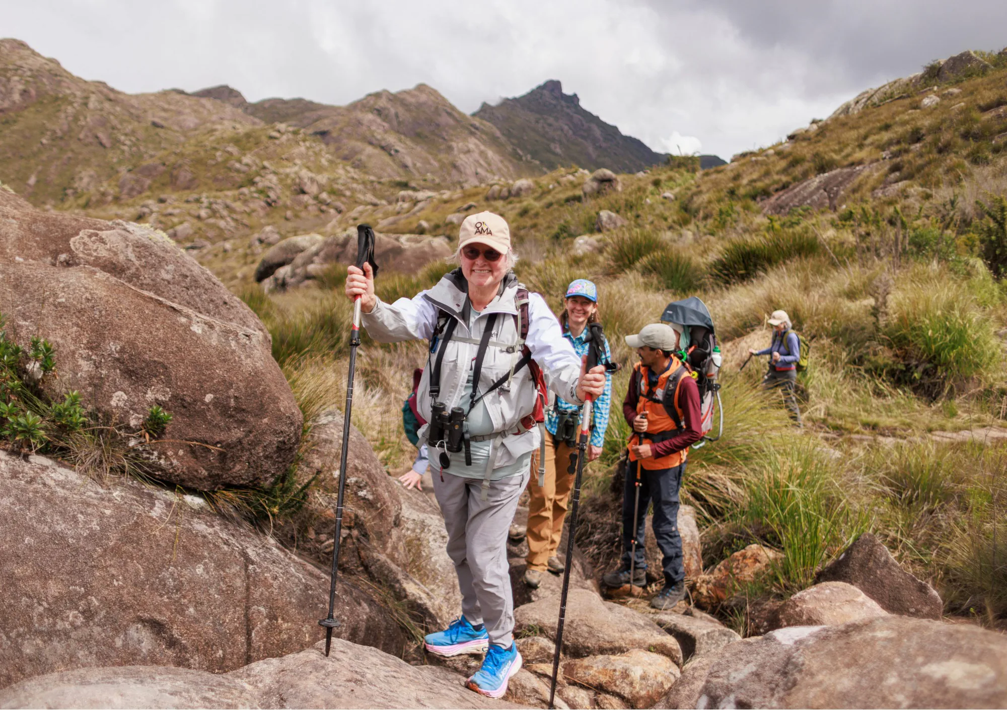 Grupo caminhando por trilha rochosa entre picos durante Fundraising Field Trip