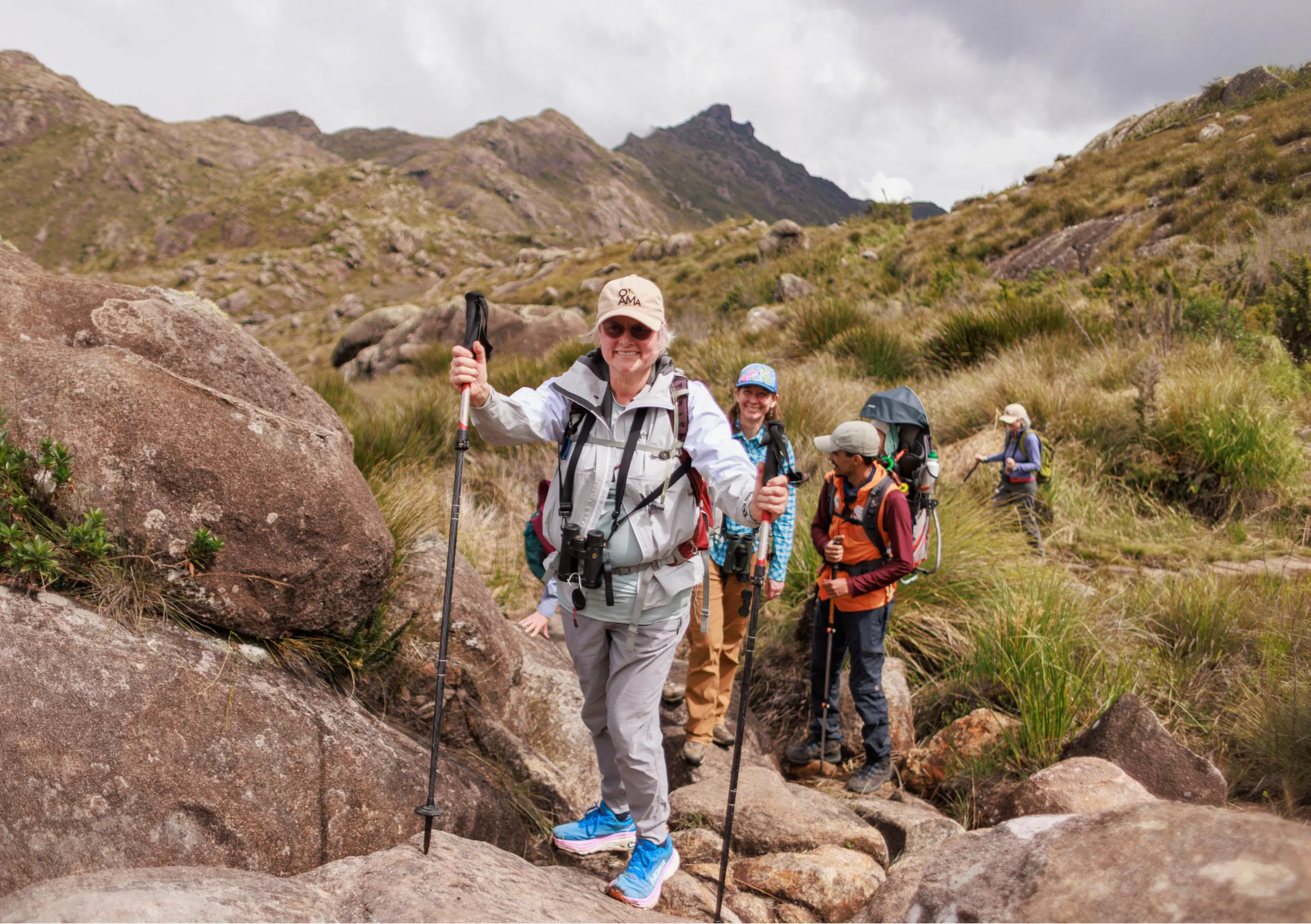 Grupo em trilha rochosa entre picos e capim durante a Fundraising Field Trip