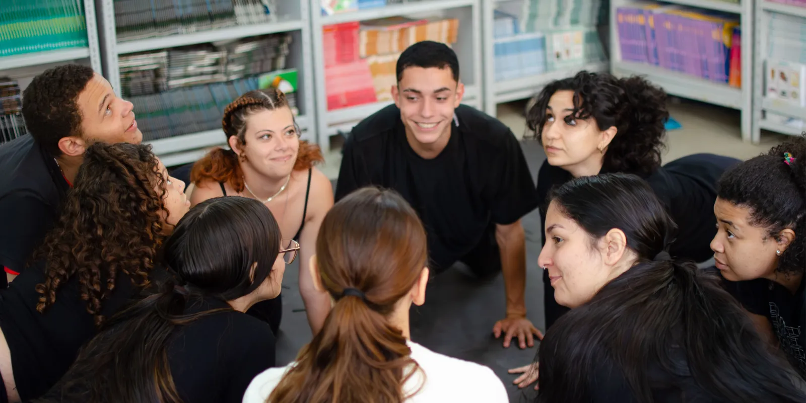 Roda de conversa entre jovens durante preparação de atividade teatral sobre aves
