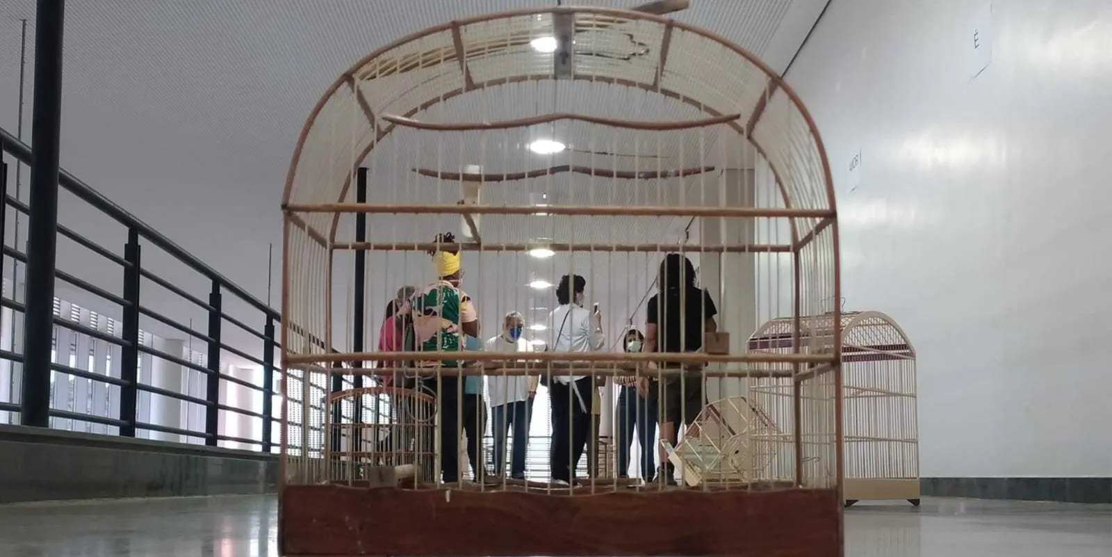 Gaiola gigante instalada em exposição sobre tráfico de animais silvestres
